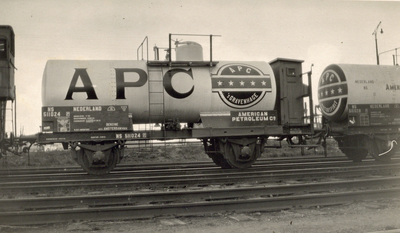 881935 Afbeelding van ketelwagen nr. 511024 van de American Petroleum Company (A.P.C.) op het goederenemplacement ...